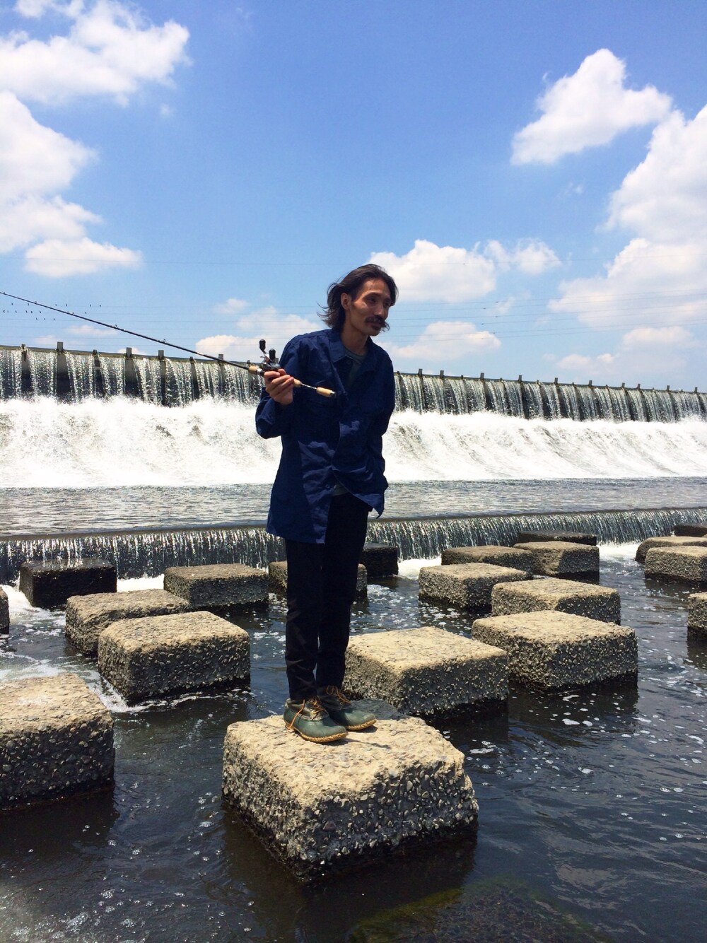 「釣り」｜「VINTAGEのU.S.Coast guard（ミリタリージャケット、ブルー系）」を使った、青山圭佑さん（メンズ・170cm）の夏コーディネートの1枚目の写真