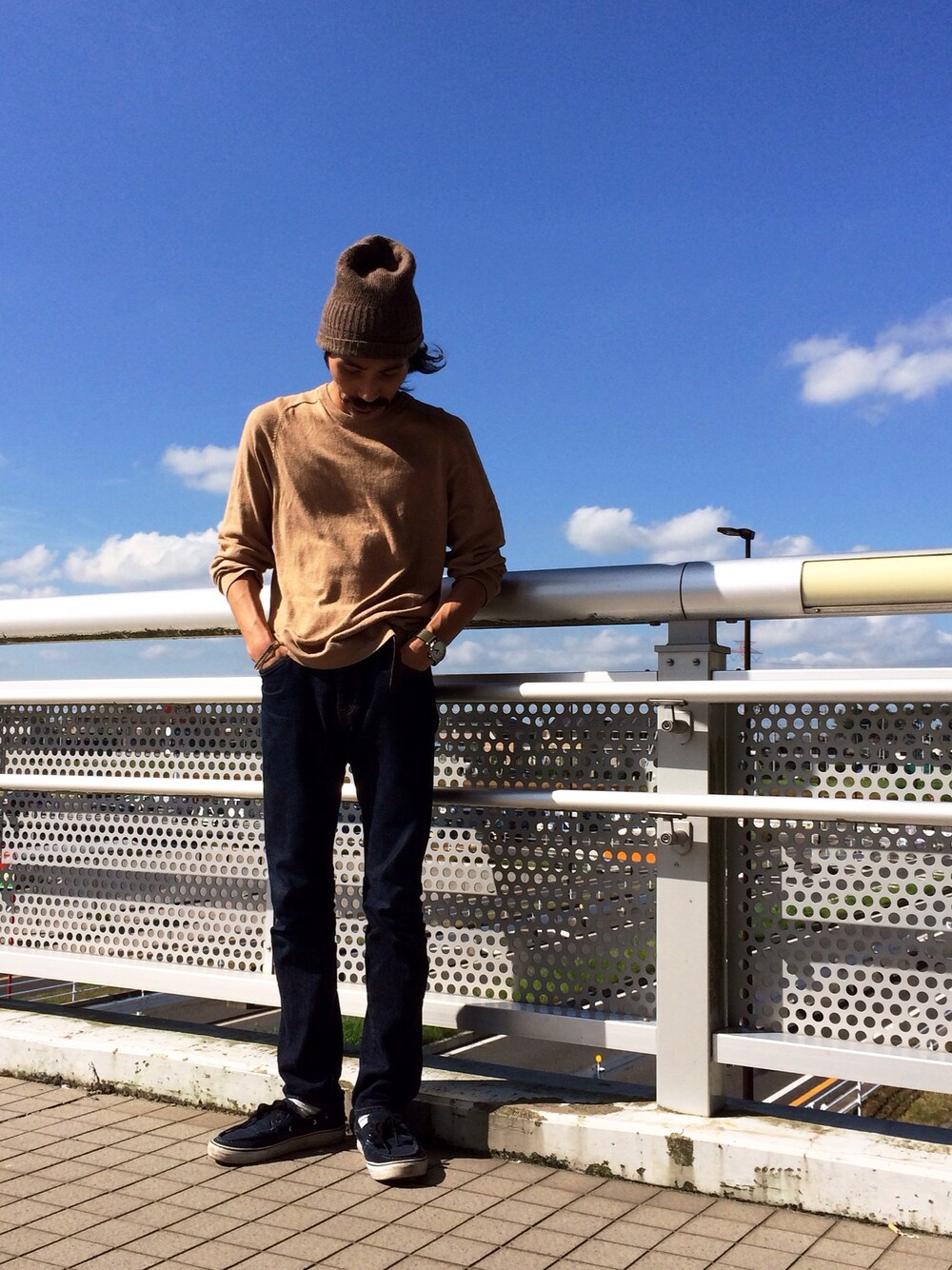 「ニット、今日に限って、とても暑い」｜「nonnativeのアイテム（ニットキャップ/ビーニー、ブラウン系）」を使った、青山圭佑さん（メンズ・170cm）の秋コーディネートの1枚目の写真