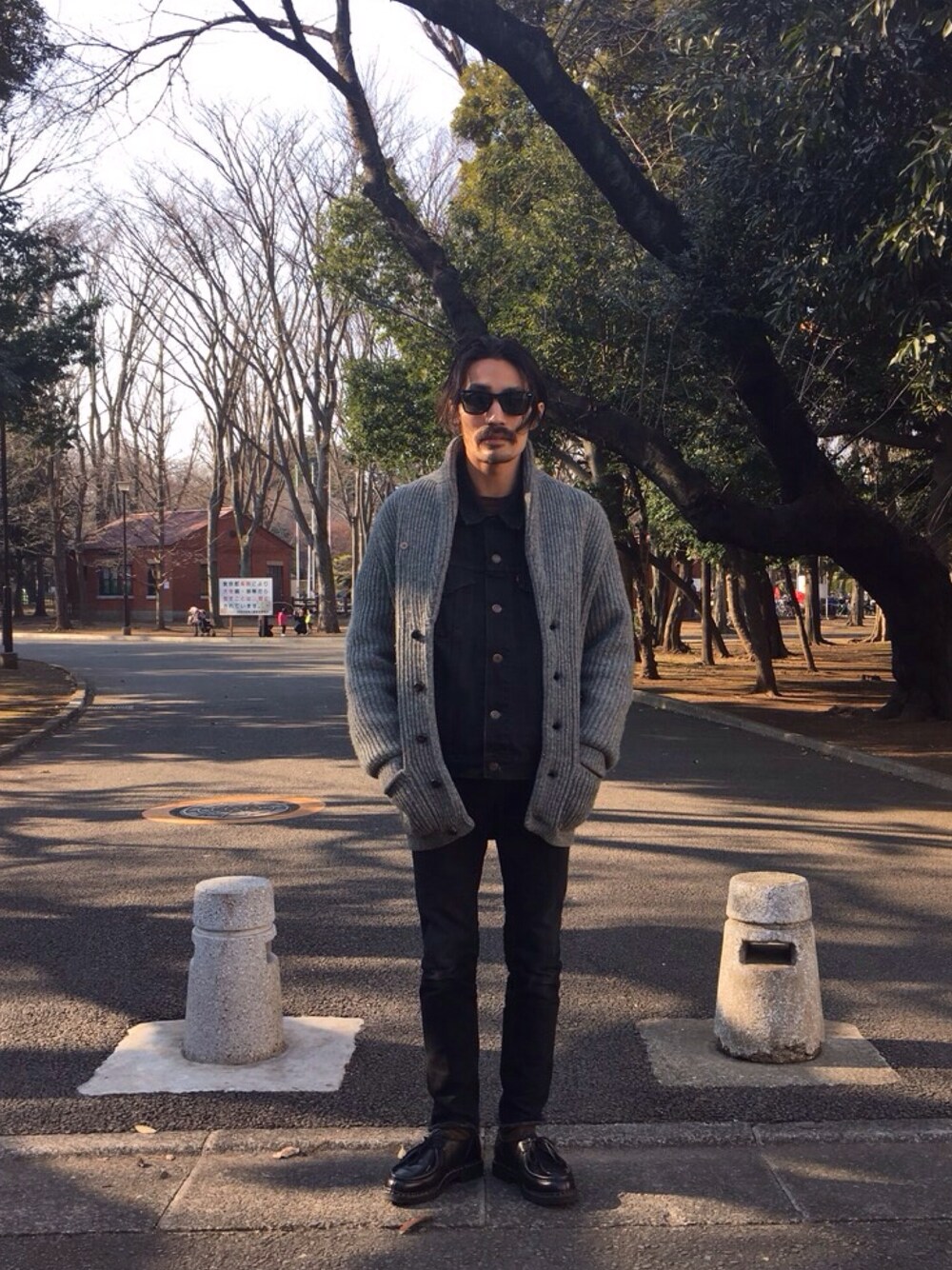 「Ray-BanのRay-Ban ORIGINAL WAYFARER DISTRESSED サングラス RB2140F521184（サングラス、ブラック系）」を使った、青山圭佑さん（メンズ・170cm）の冬コーディネートの1枚目の写真