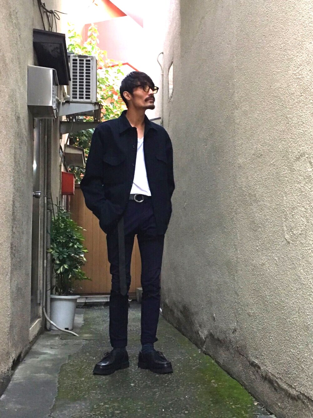 「秋のコーデ、シンプルコーデ、休日スタイル、モノトーン、ootd、黒スキニー」｜「OLIVER PEOPLESのSHELDRAKE-1986 （サングラス、ブラック系）」を使った、青山圭佑さん（メンズ・170cm）の秋コーディネートの1枚目の写真