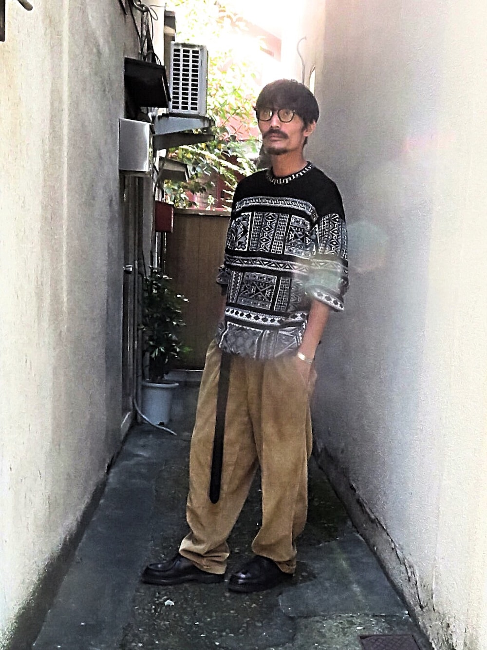 「秋のコーデ、大人カジュアル、カジュアル、アメカジ、ootd」｜「KENZOのアイテム（ニット/セーター、ブラック系）」を使った、青山圭佑さん（メンズ・170cm）の秋コーディネートの1枚目の写真