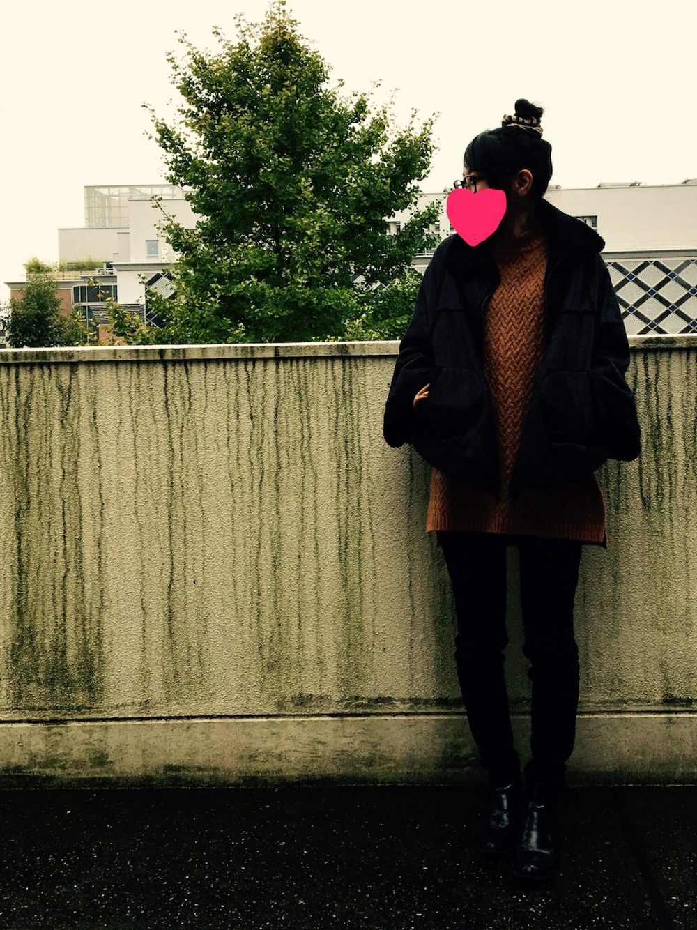 「ユニクロ、ビッグシルエット、オーバーサイズニット、GU、ヒートテック、REPIDO、冬コーデ、プチプラ、スキニーデニム、apartbylowrys」｜「UNIQLOのアイテム（その他パンツ、ブラック系）」を使った、Komaさん（レディース・158cm）の秋コーディネートの1枚目の写真