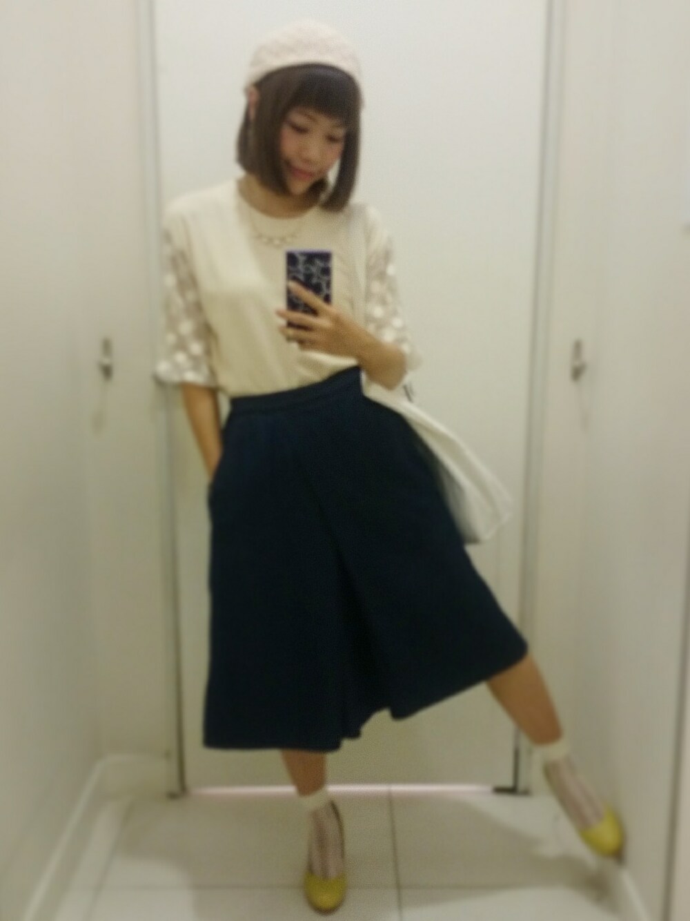 ベージュ系のTシャツ/カットソー、ブルー系のその他パンツ、イエロー系のパンプスを着用したレディースの夏コーディネートの1枚目の写真