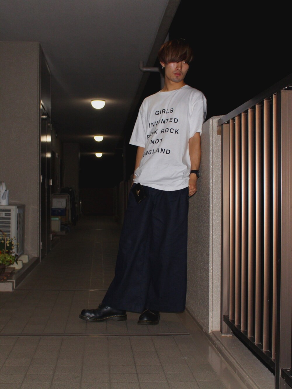 「GUERNIKA、ganryu、モード、ストリート、白Tシャツ、シンプル、デニム、ワイドパンツ、夏、Tシャツ」｜「guernikaのアイテム（Tシャツ/カットソー、ホワイト系）」を使った、yooheyさん（メンズ・175cm）の春コーディネートの1枚目の写真