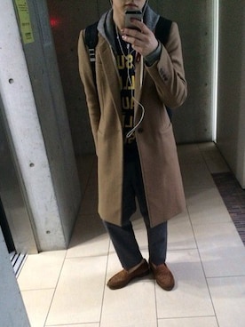 「MAISON KITSUNE」｜「アイテム（チェスターコート）」を使った、津田嵩貴さん（メンズ・170cm）の秋コーディネート