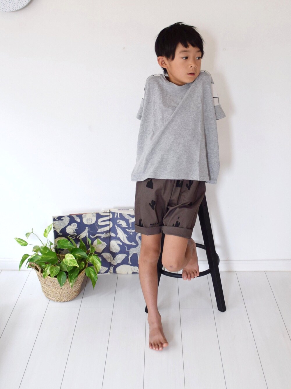 グレー系のTシャツ/カットソー、ブラウン系のその他パンツを着用したキッズの夏コーディネートの1枚目の写真