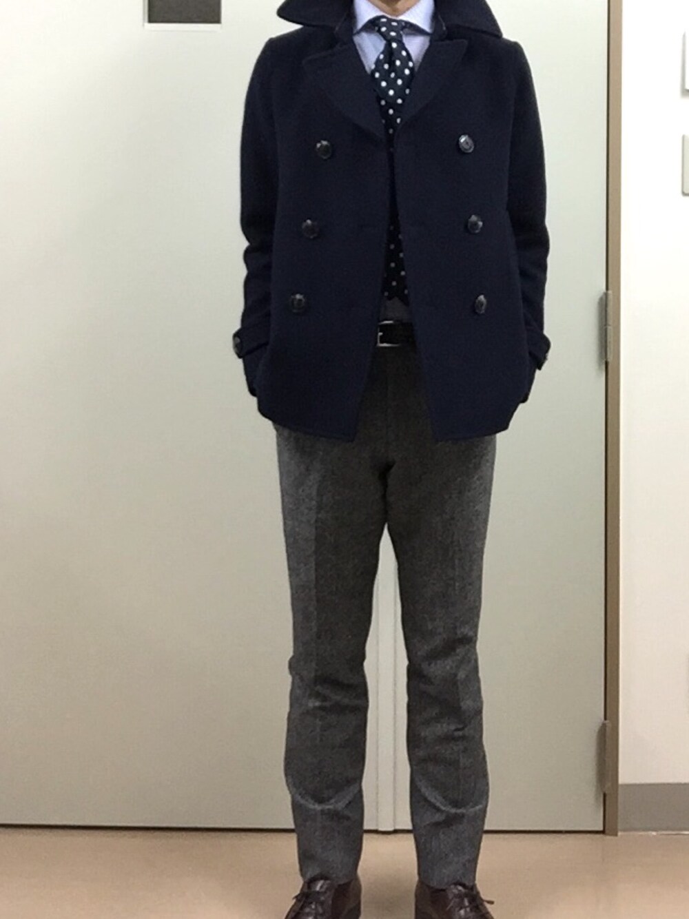 「ピーコート、出勤」｜「Paul Smithのアイテム（スラックス、グレー系）」を使った、RTさん（メンズ・177cm）の冬コーディネートの1枚目の写真