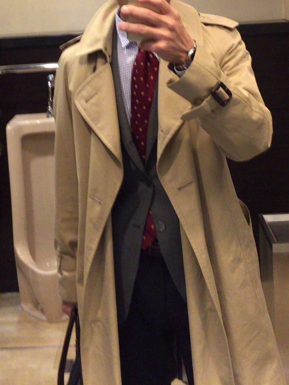 「Burberry Londonのアイテム（トレンチコート、ベージュ系）」を使った、RTさん（メンズ・177cm）の冬コーディネートの1枚目の写真