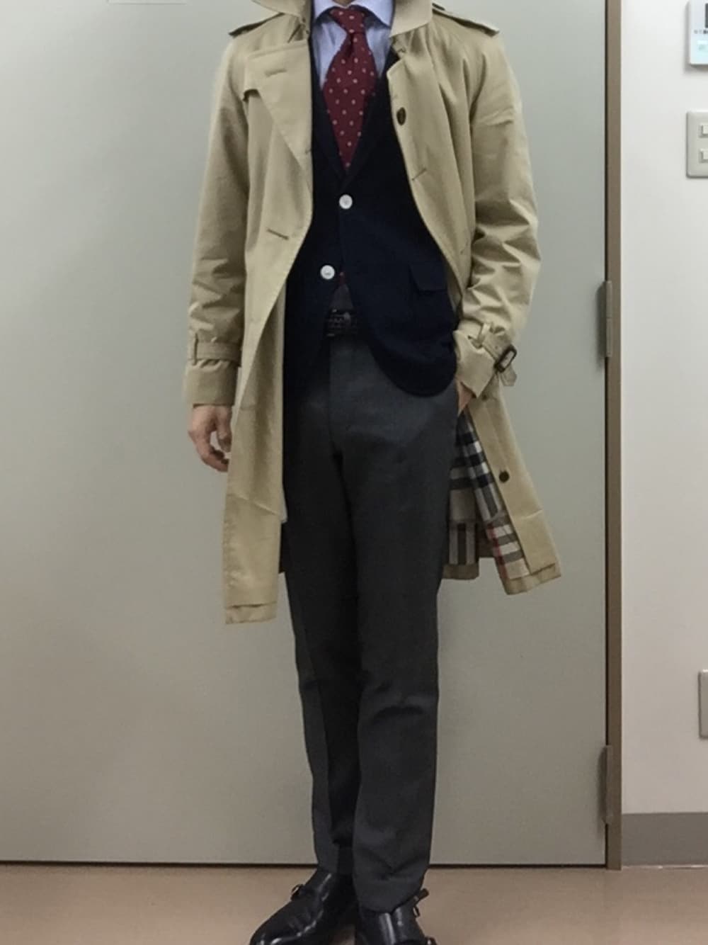 「トレンチコート、トロッター、ダブルモンク、ジャケパン」｜「DRAKE'Sのアイテム（ネクタイ、レッド系）」を使った、RTさん（メンズ・177cm）の冬コーディネートの1枚目の写真