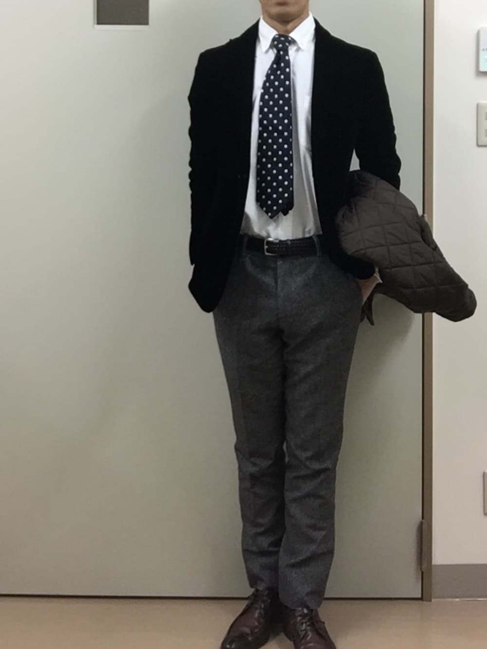 「ベロアジャケット、キルティング」｜「Paul Smithのアイテム（スラックス、グレー系）」を使った、RTさん（メンズ・177cm）の冬コーディネートの1枚目の写真