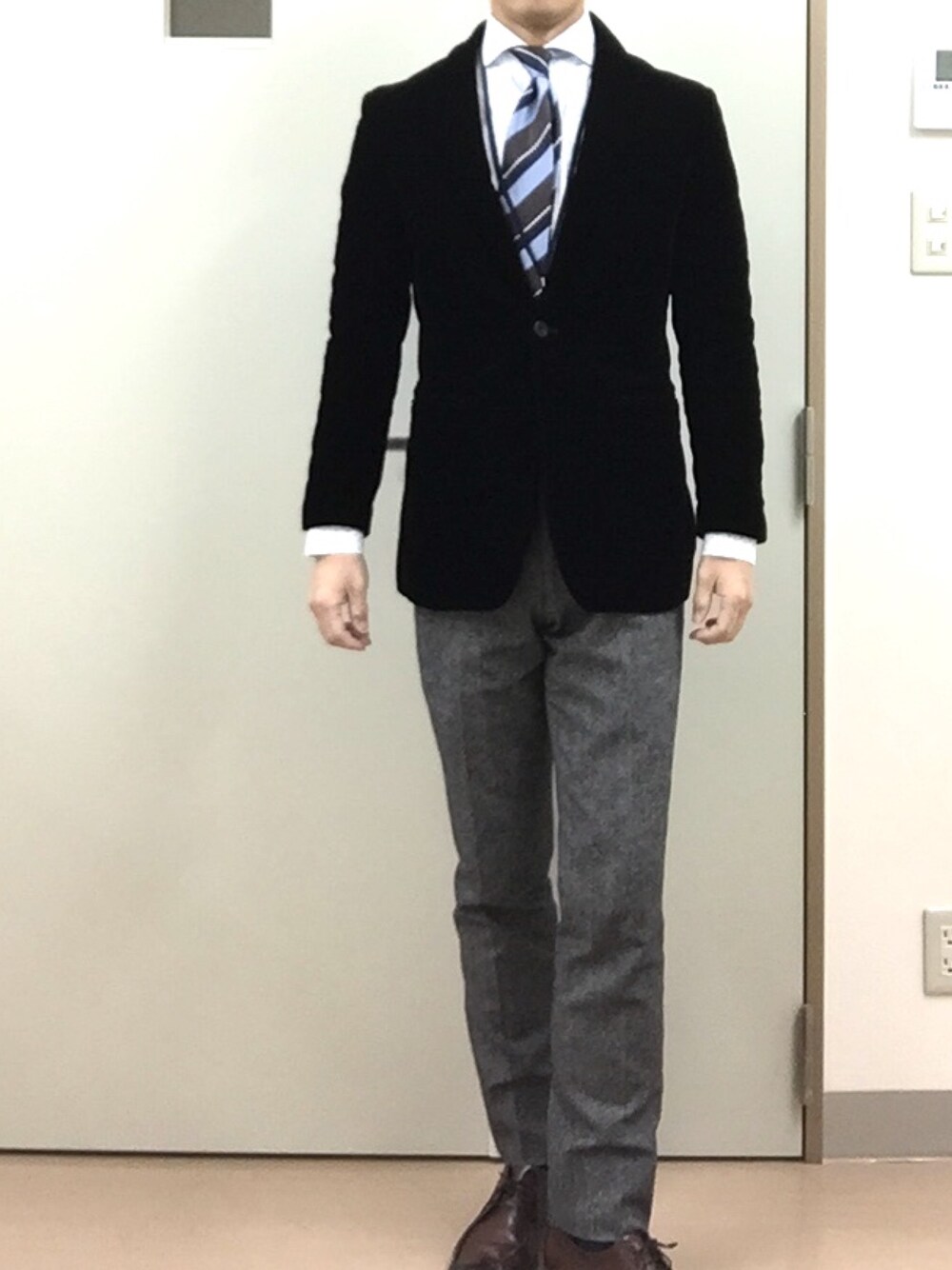 「通勤スタイル」｜「BURBERRY BLACK LABELのアイテム（テーラードジャケット、ブラウン系）」を使った、RTさん（メンズ・177cm）の冬コーディネートの1枚目の写真