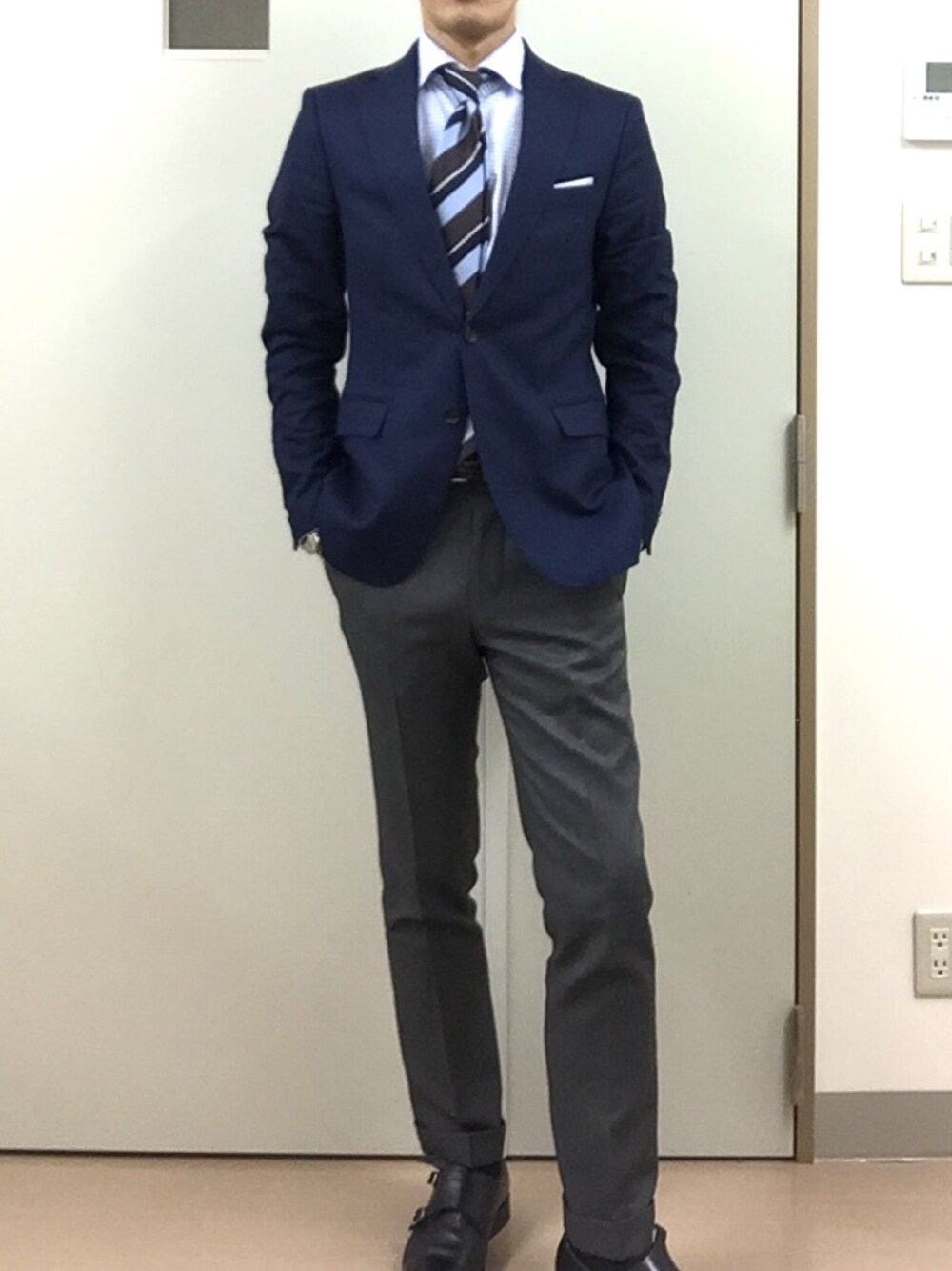 「ZARAのアイテム（スーツジャケット、ブラック系）」を使った、RTさん（メンズ・177cm）の春コーディネートの1枚目の写真