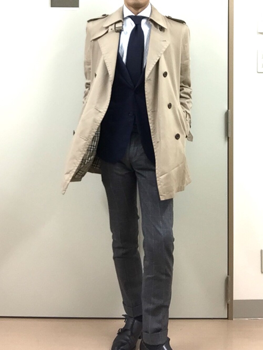 「BURBERRY BLACK LABELのアイテム（トレンチコート、ベージュ系）」を使った、RTさん（メンズ・177cm）の春コーディネートの1枚目の写真
