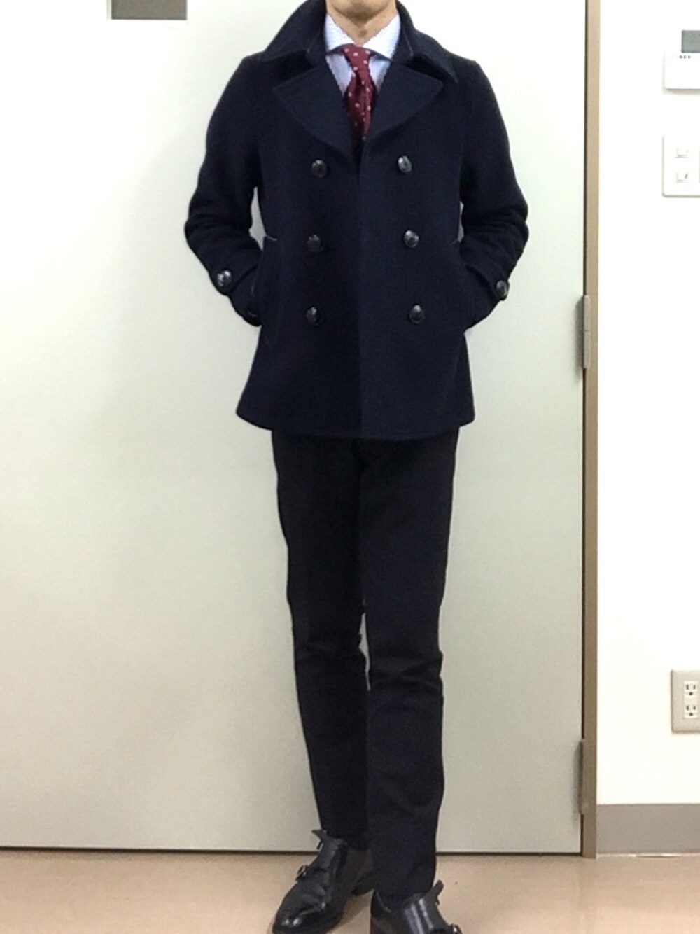 「tk.TAKEO KIKUCHIのアイテム（ピーコート、ブラック系）」を使った、RTさん（メンズ・177cm）の春コーディネートの1枚目の写真