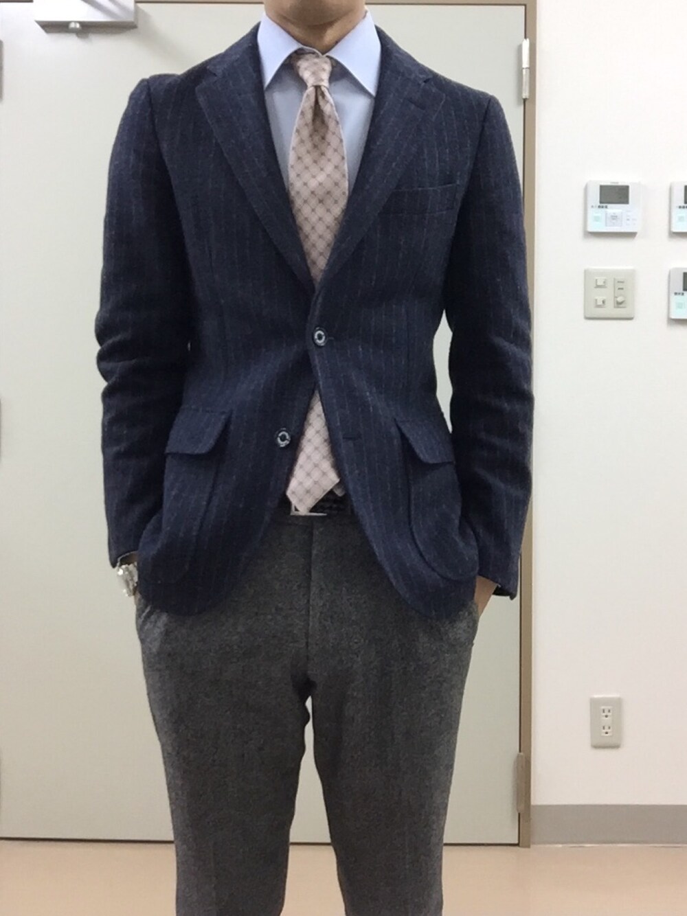 「MACKINTOSH PHILOSOPHYのアイテム（テーラードジャケット、ブラック系）」を使った、RTさん（メンズ・177cm）の春コーディネートの1枚目の写真
