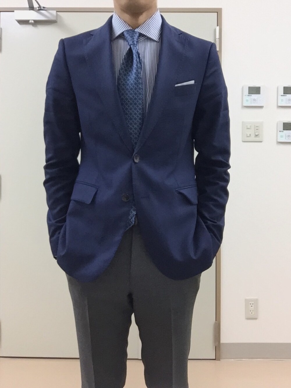 「BVLGARIのアイテム（ネクタイ、ブルー系）」を使った、RTさん（メンズ・177cm）の春コーディネートの1枚目の写真