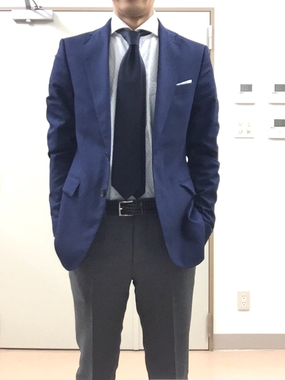 「ZARAのアイテム（スーツジャケット、ブラック系）」を使った、RTさん（メンズ・177cm）の春コーディネートの1枚目の写真