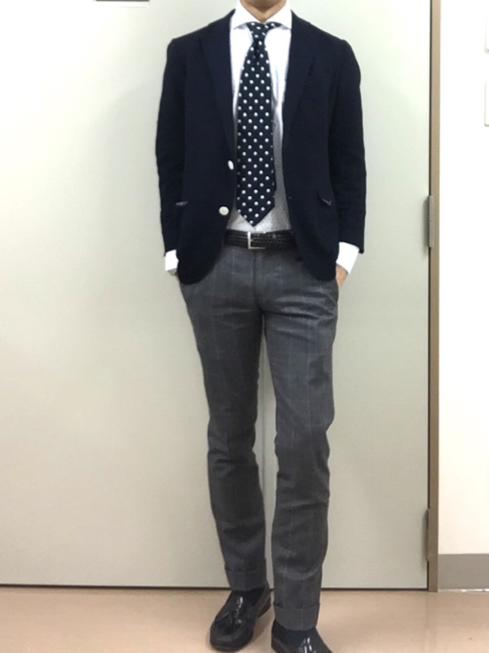 「出勤コーデ」｜「UNIVERSAL LANGUAGEのアイテム（テーラードジャケット、ブラック系）」を使った、RTさん（メンズ・177cm）の春コーディネートの1枚目の写真