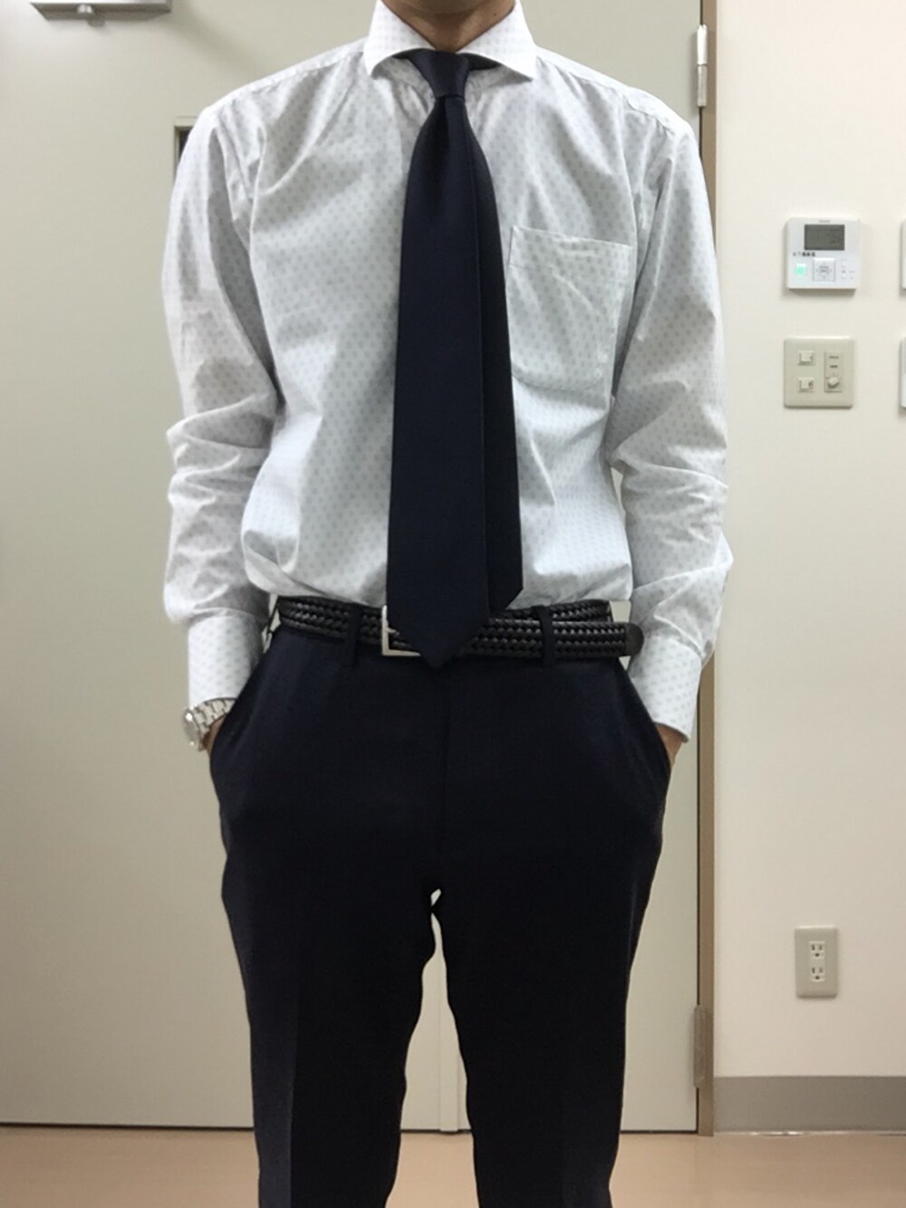 「ROLEXのアイテム（置時計、シルバー系）」を使った、RTさん（メンズ・177cm）の春コーディネートの1枚目の写真