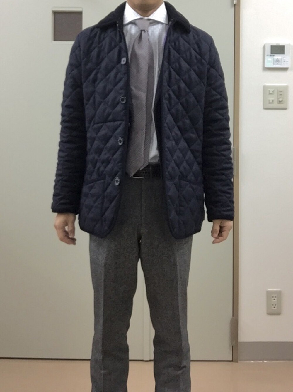 「出勤」｜「鎌倉シャツのアイテム（シャツ/ブラウス、ホワイト系）」を使った、RTさん（メンズ・177cm）の秋コーディネートの1枚目の写真