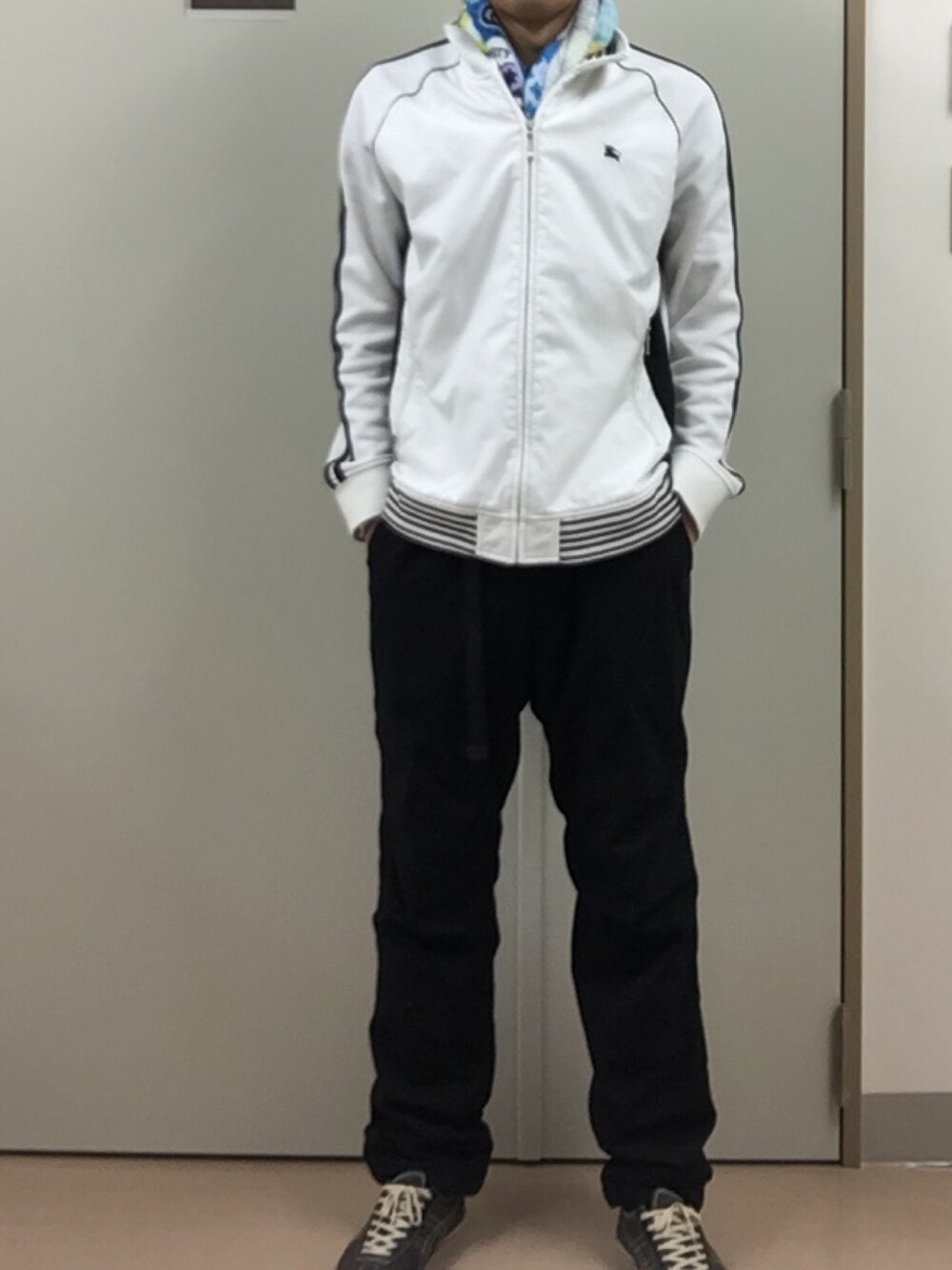 「掃除」｜「BURBERRY BLACK LABELのアイテム（ジャケット/アウター、ホワイト系）」を使った、RTさん（メンズ・177cm）の秋コーディネートの1枚目の写真