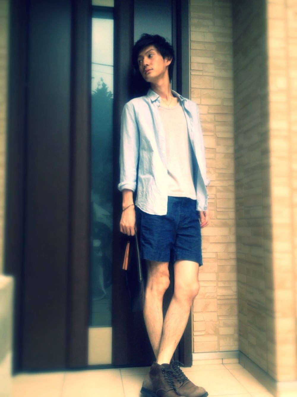 ブルー系のシャツ/ブラウス、グレー系のTシャツ/カットソー、ブルー系のその他パンツを着用したメンズの秋コーディネートの1枚目の写真