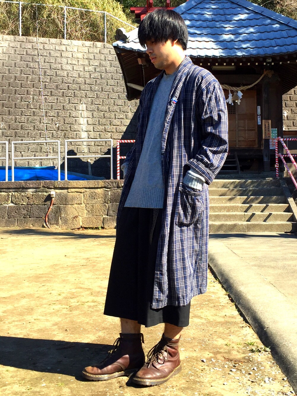 ブルー系のニット/セーター、ブルー系のその他アウター、グレー系のダッフルコートを着用したメンズの冬コーディネートの1枚目の写真