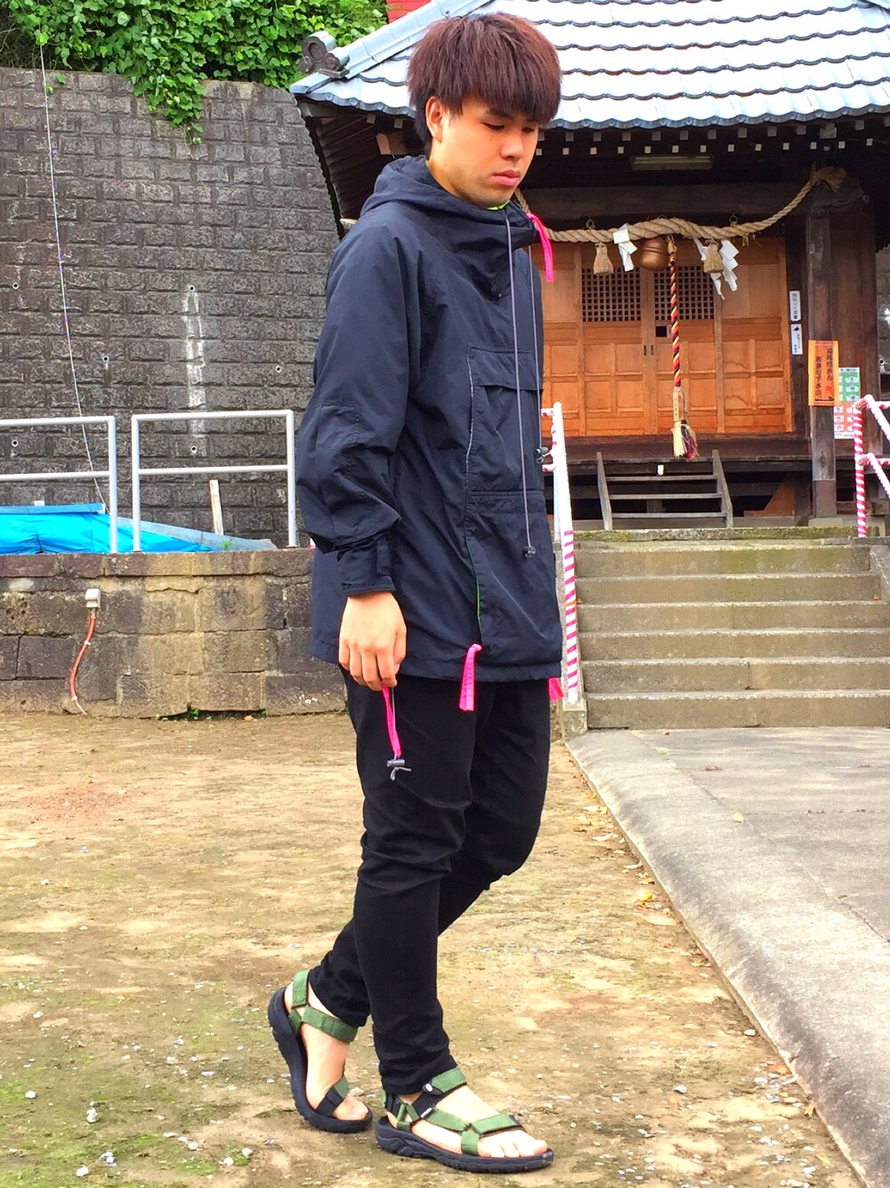 ブラック系のマウンテンパーカー、ブラック系のその他パンツ、グリーン系のサンダルを着用したメンズの夏コーディネートの1枚目の写真