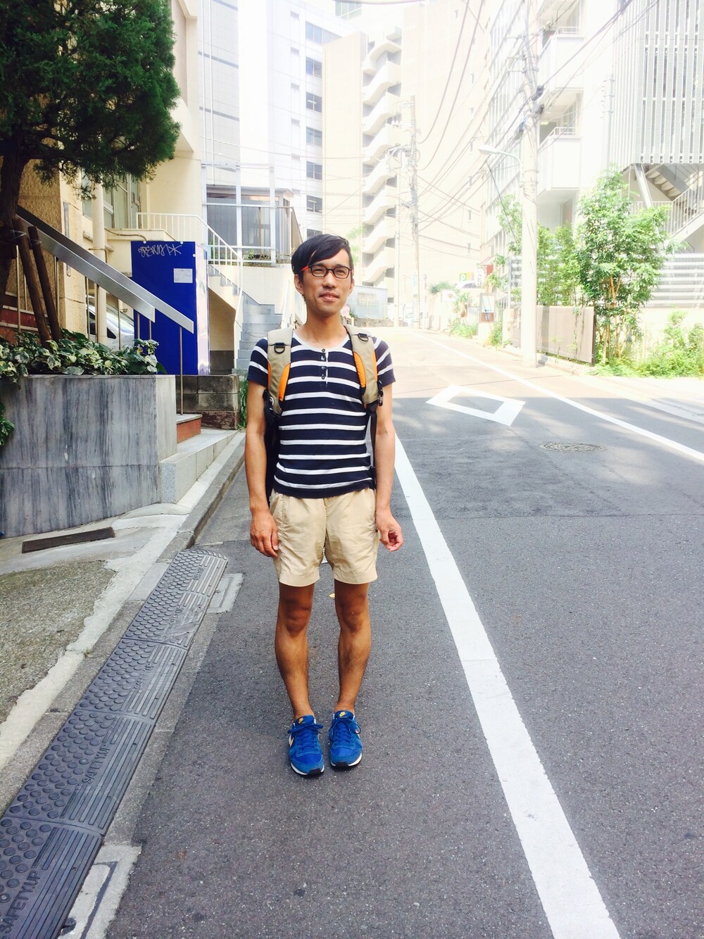 ブルー系のスニーカーを着用したメンズの夏コーディネートの1枚目の写真