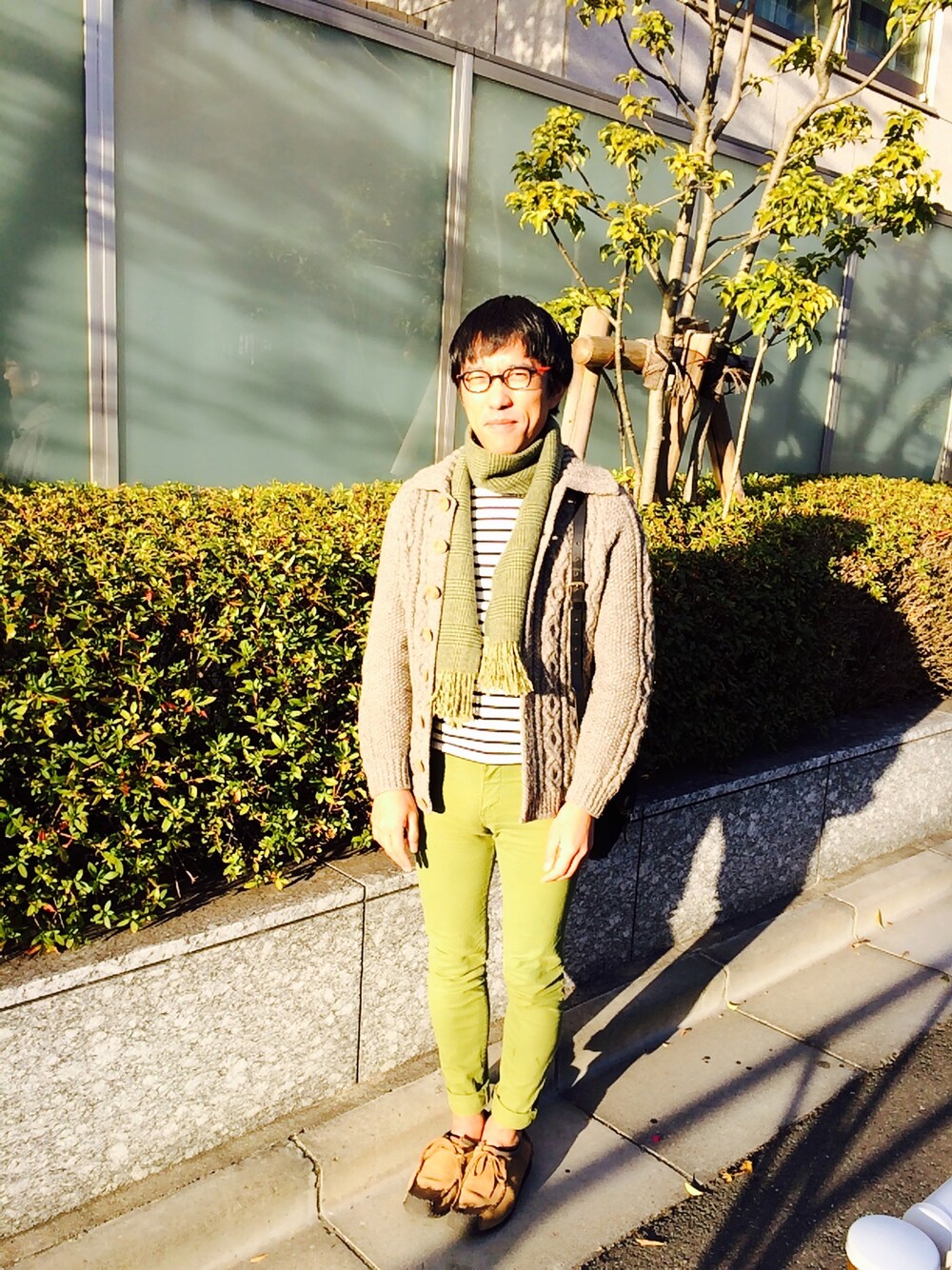 ホワイト系のトップス、グレー系のカーディガン/ボレロ、ベージュ系のモカシン/デッキシューズを着用したメンズの冬コーディネートの1枚目の写真