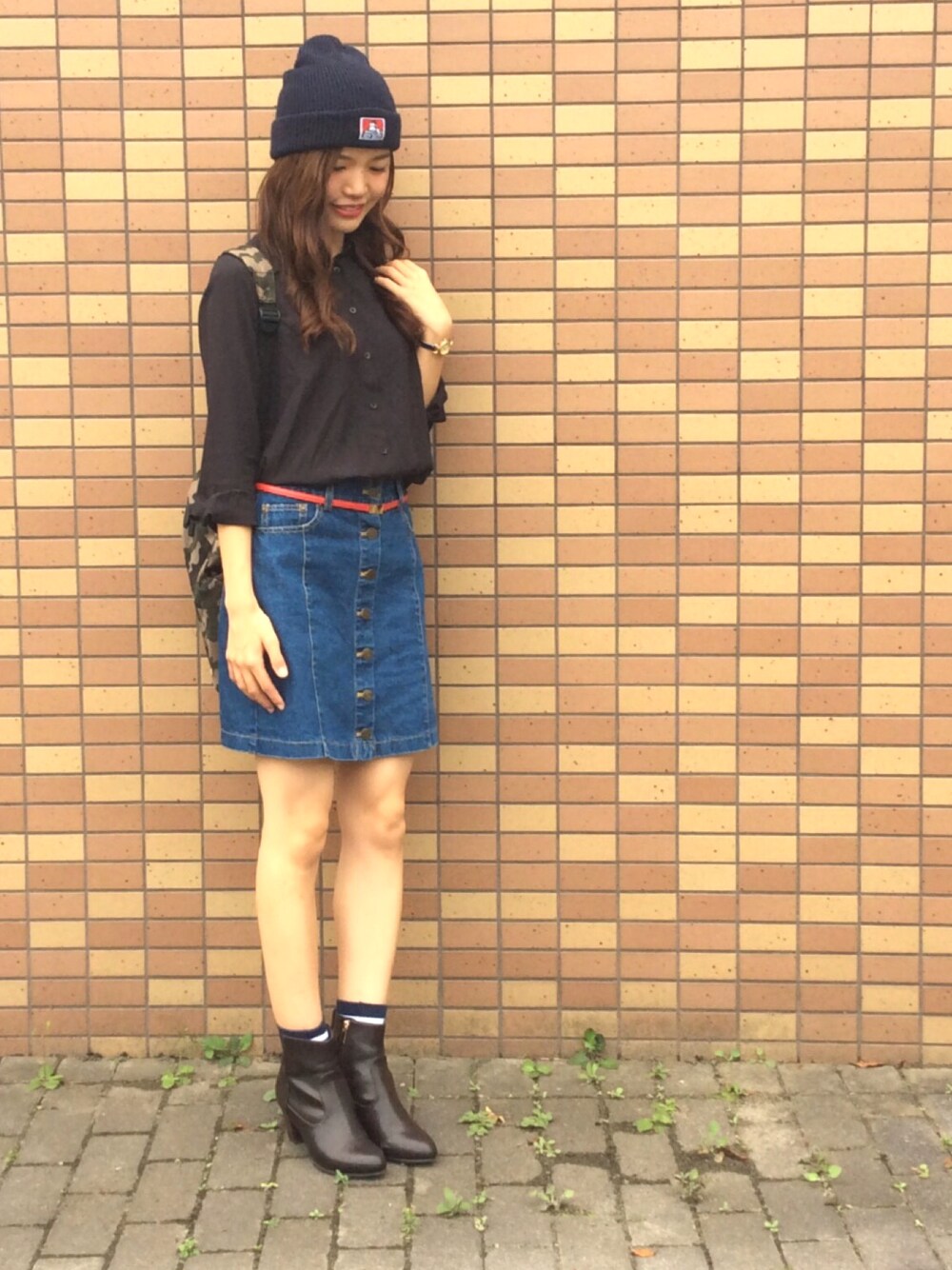 ブラック系のシャツ/ブラウス、グリーン系のバックパック/リュック、その他のデニムスカートを着用したレディースの秋コーディネートの1枚目の写真