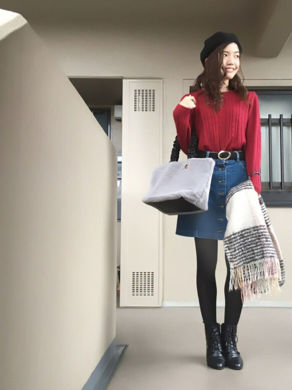 その他のデニムスカート、グレー系のトートバッグ、ブラック系のブーツを着用したレディースの秋コーディネートの1枚目の写真