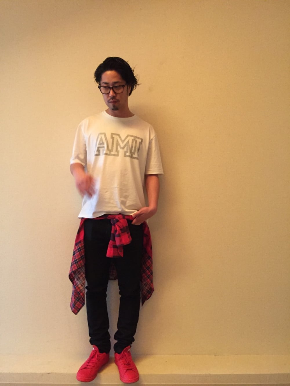 「amiのアイテム（Tシャツ/カットソー、ホワイト系）」を使った、山本健二さん（メンズ・173cm）の春コーディネートの1枚目の写真