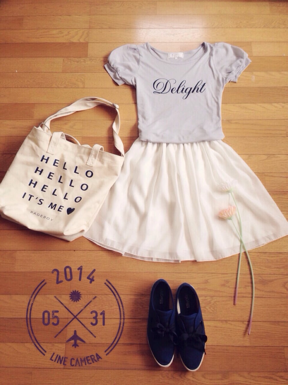 グレー系のTシャツ/カットソー、ホワイト系のネックレスを着用したレディースの春コーディネートの1枚目の写真