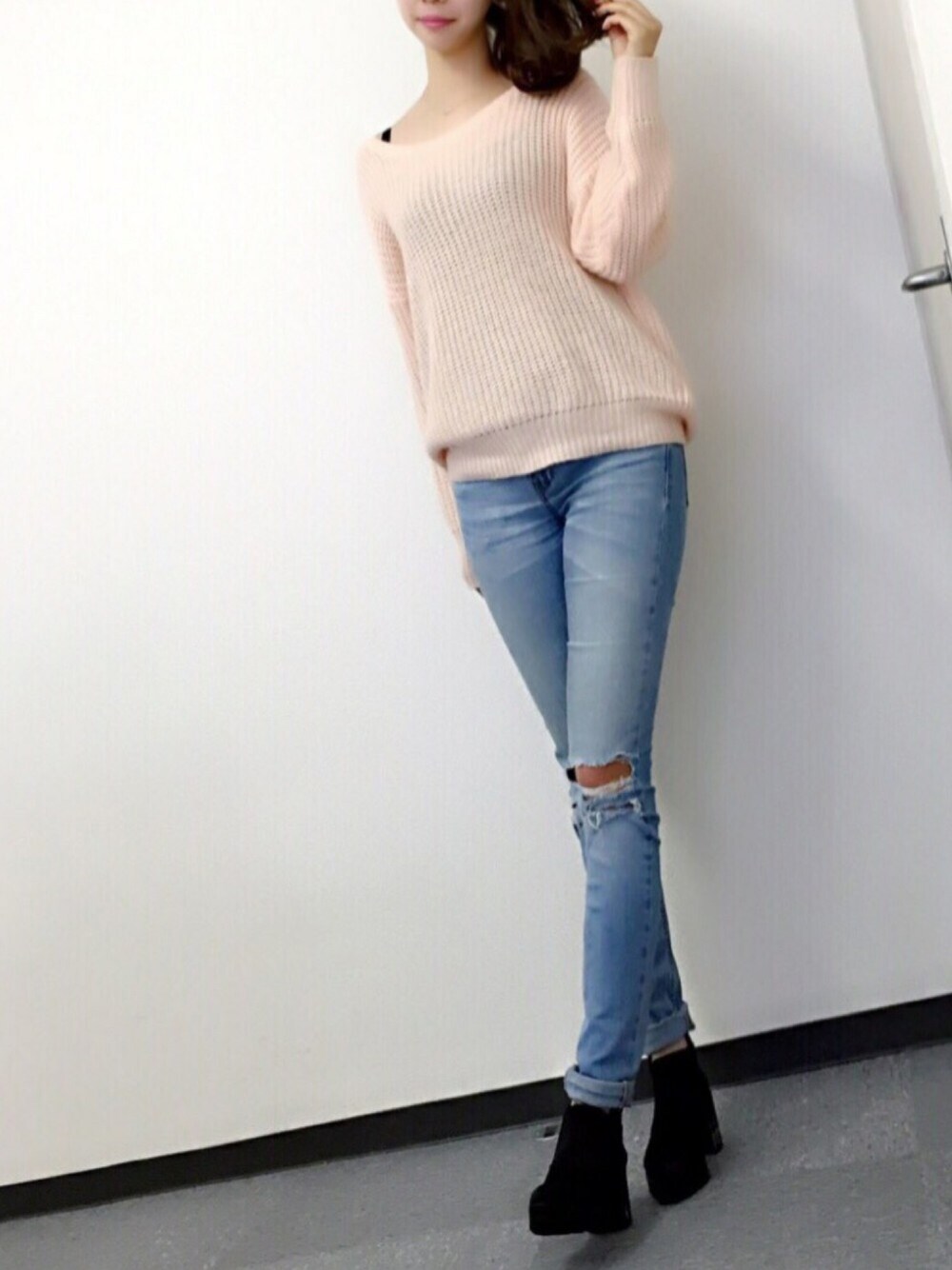 「ニット、デニム、ブーティー、ウィッグ、クラッシュデニム、ピンクニット、リネアストリア、lineastoria」｜「ZARAのアイテム（ニット/セーター、ピンク系）」を使った、tomomomoさん（レディース・161cm）の春コーディネートの1枚目の写真