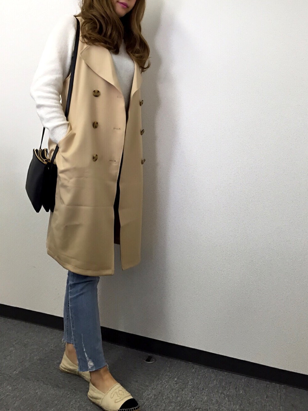 「デニム、chanel、トレンチ、ZARA、CELINE、シャネル、ウィッグ、セリーヌ、クラシュデニム、リネアストリア」｜「titivateのﾉｰｽﾘｰﾌﾞﾄﾚﾝﾁｺｰﾄ（トレンチコート、ベージュ系）」を使った、tomomomoさん（レディース・161cm）の春コーディネートの1枚目の写真