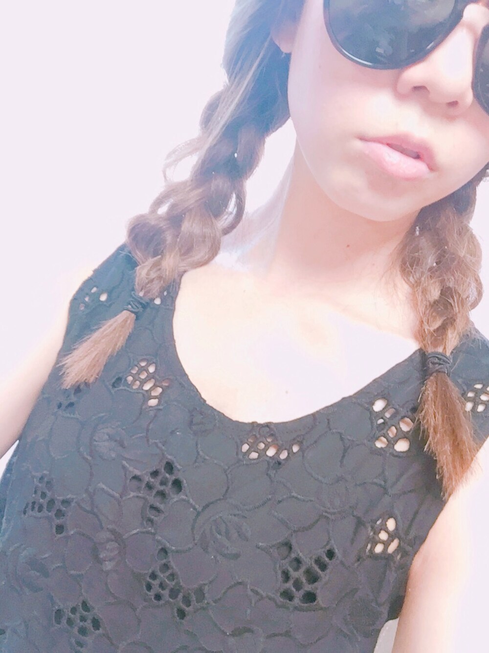 「ブラックコーデ、サングラス、黒、ヘアアレンジ、三つ編み、レイバン、ray ban、ローズバッド、ROSE BUD」｜「ROSE BUDのアイテム（Tシャツ/カットソー、ブラック系）」を使った、tomomomoさん（レディース・161cm）の夏コーディネートの1枚目の写真