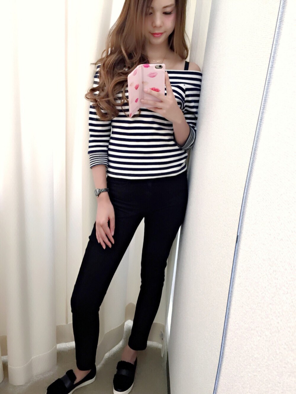 「スニーカー、シンプル、ブラック、大人カジュアル、ヘアアレンジ、ボーダートップス、秋、秋コーデ、ファースニーカー」｜「MERCURYDUOのアイテム（ニット/セーター、その他）」を使った、tomomomoさん（レディース・161cm）の秋コーディネートの1枚目の写真