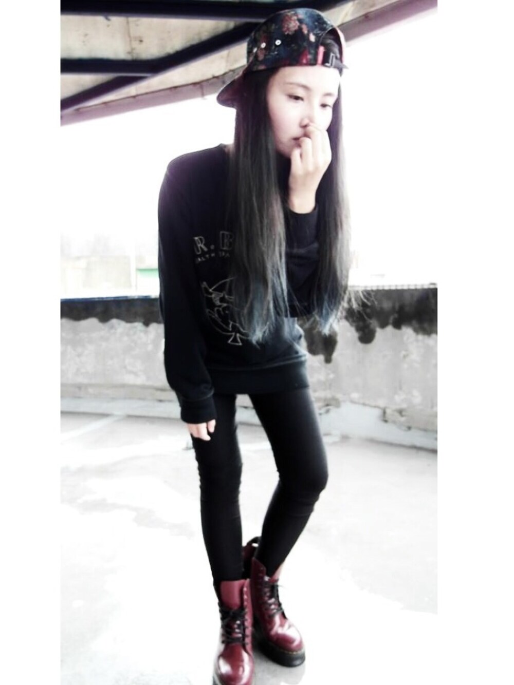 「cool、black、rock、casual、street、streetfashion、flower、red、streetsnap」｜「wornbyのアイテム（その他トップス、ブラック系）」を使った、Jessie.Cさん（レディース・166cm）の秋コーディネートの1枚目の写真