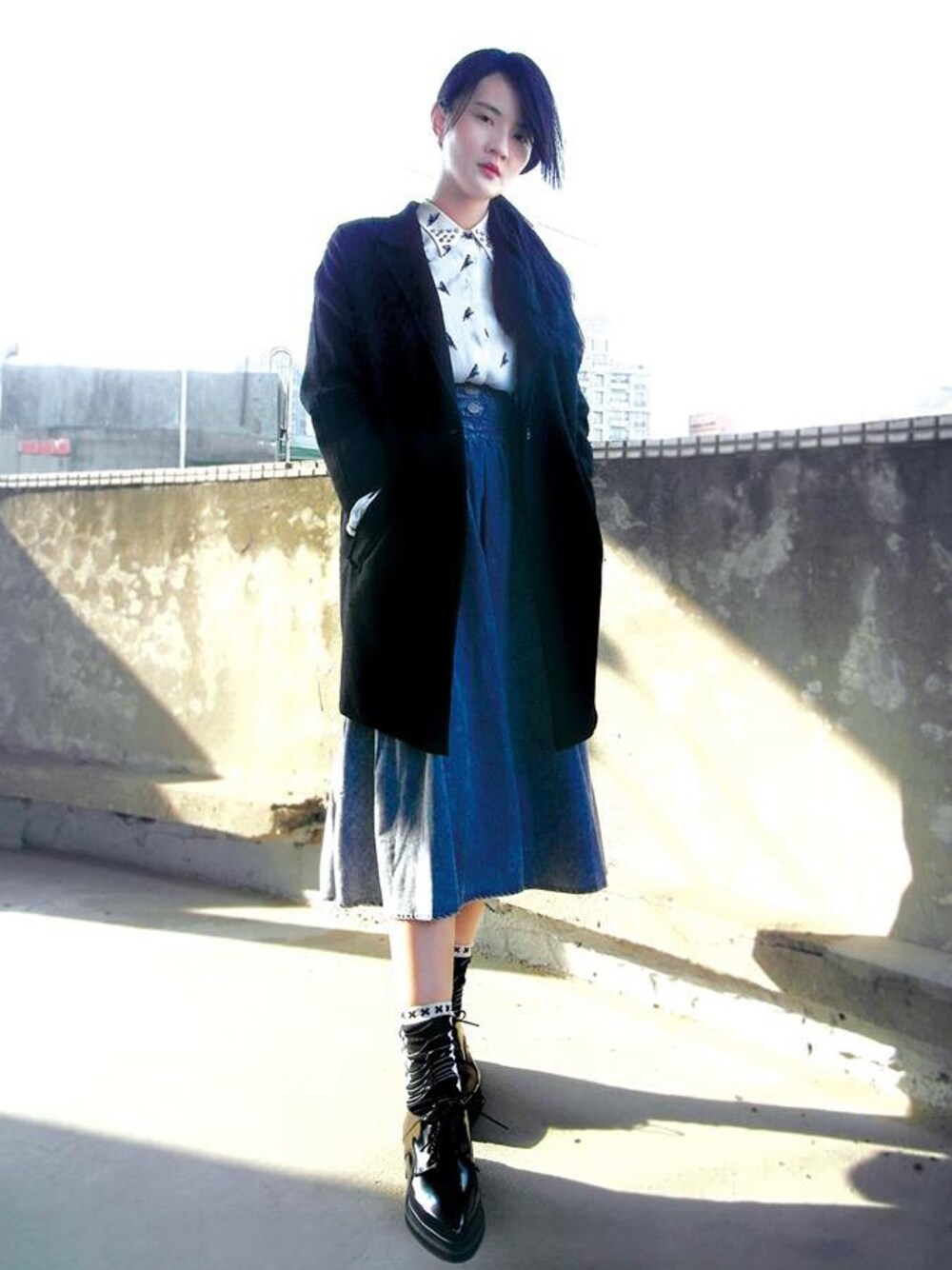 「casual、Cowboy、black、cool、TAIPEI、Taiwan、street、streetfashion、blue、WEARBOOKエントリー」｜「2%のアイテム（デニムスカート、ブルー系）」を使った、Jessie.Cさん（レディース・166cm）の冬コーディネートの1枚目の写真