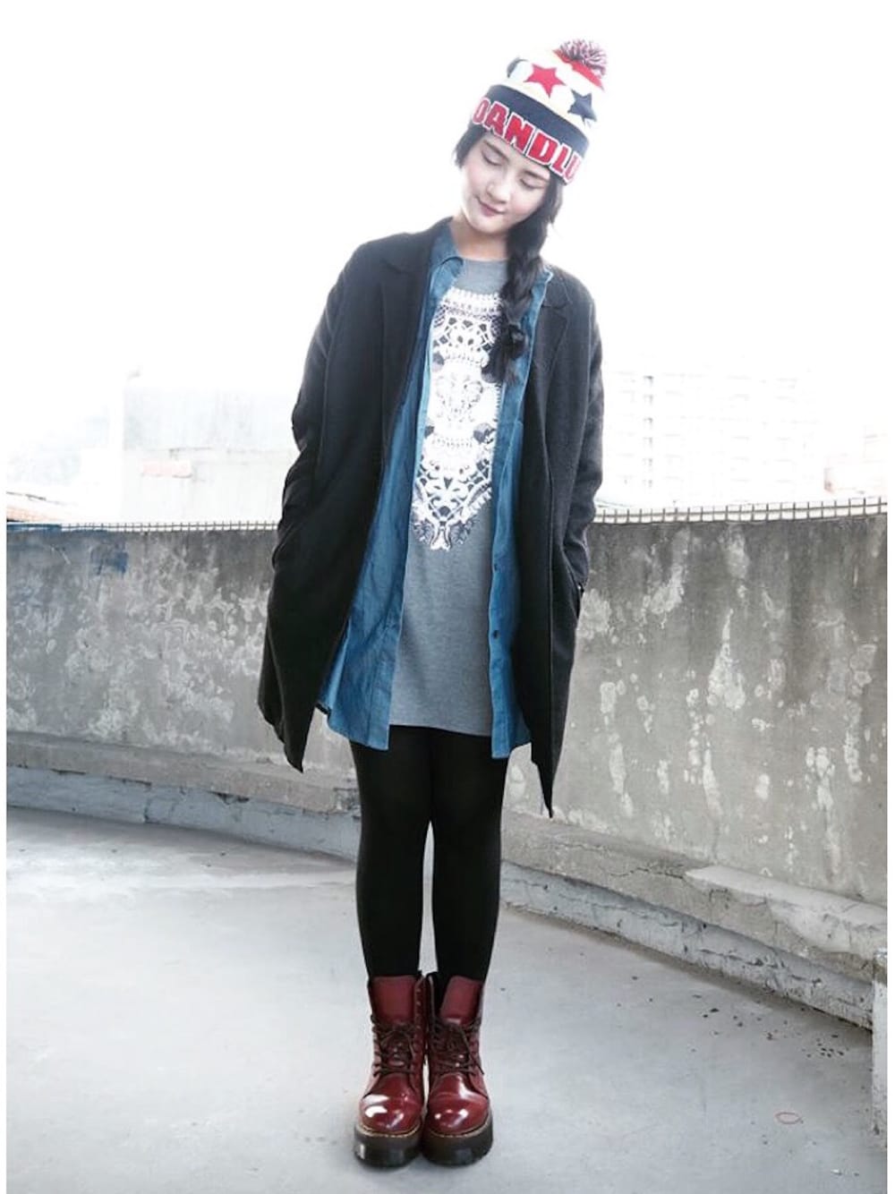 「cold、cool、street、Dr.Martens、casual、black、TAIPEI、Taiwan、lookbook、streetsnap」｜「ORENDAのアイテム（シャツ/ブラウス、ブルー系）」を使った、Jessie.Cさん（レディース・166cm）の冬コーディネートの1枚目の写真