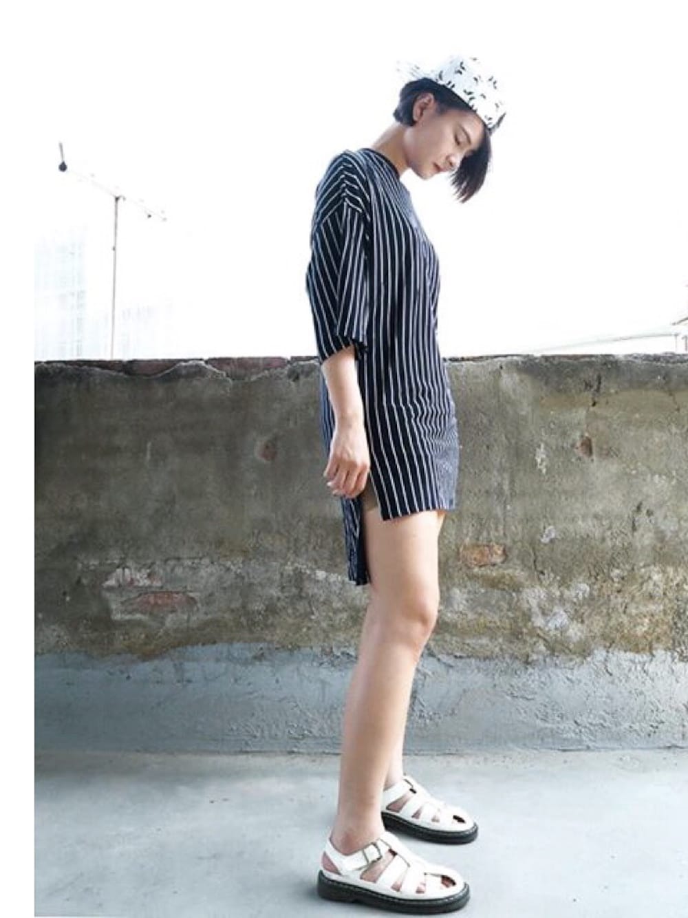 「casual、white、cool、boy、blue、street、lookbook」｜「dazedのアイテム（Tシャツ/カットソー、ブルー系）」を使った、Jessie.Cさん（レディース・166cm）の春コーディネートの1枚目の写真