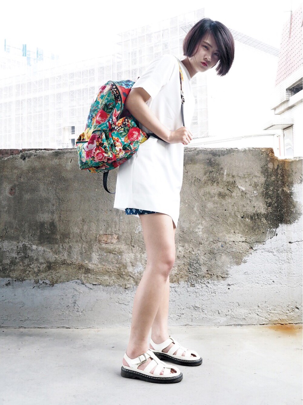 「travel、white、casual、boy、cool、street、onepiece、simple」｜「iohllのアイテム（Tシャツ/カットソー、ホワイト系）」を使った、Jessie.Cさん（レディース・166cm）の春コーディネートの1枚目の写真