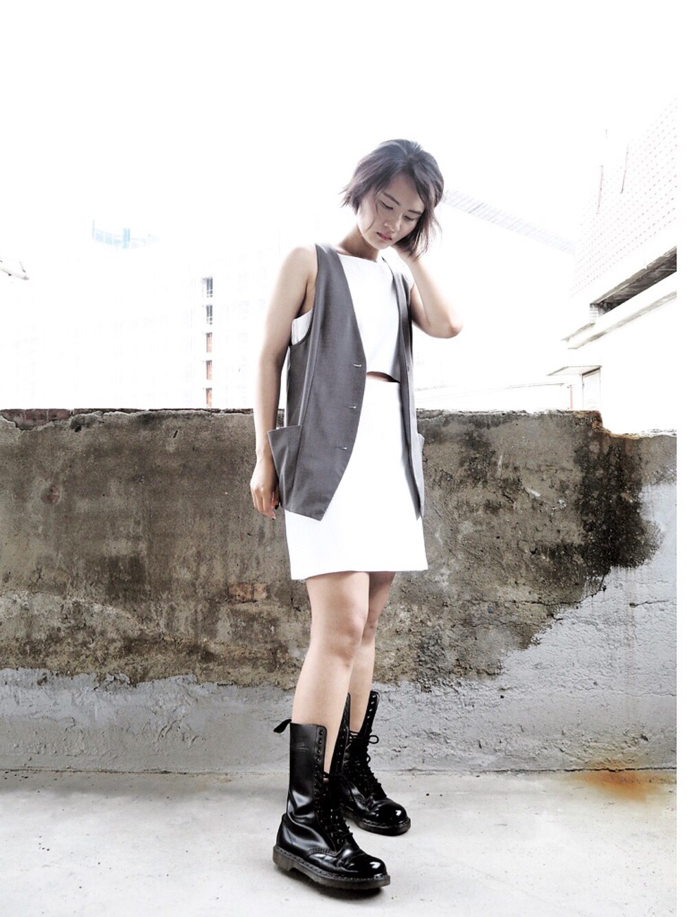 「black、white、working style、cool、street」｜「JEANASISのアイテム（スーツベスト、グレー系）」を使った、Jessie.Cさん（レディース・166cm）の春コーディネートの1枚目の写真