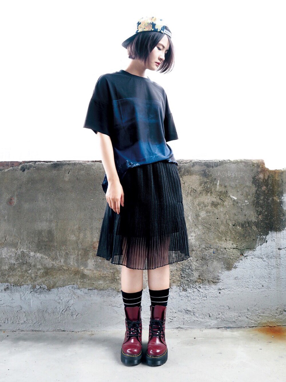 「black、Dr.Martens、street、cool、skirt、casual、lady」｜「iohllのアイテム（Tシャツ/カットソー、ブラック系）」を使った、Jessie.Cさん（レディース・166cm）の夏コーディネートの1枚目の写真