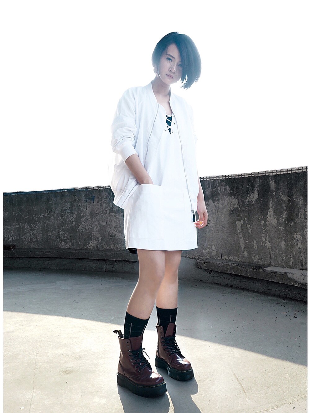 「white、street、cool、Dr.Martens、lady、ZARA、MA-1、casual」｜「Dr. Martensのアイテム（ブーツ、レッド系）」を使った、Jessie.Cさん（レディース・166cm）の夏コーディネートの1枚目の写真