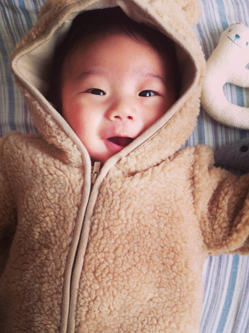 ブラウン系のつなぎ/オールインワンを着用したキッズの冬コーディネートの1枚目の写真