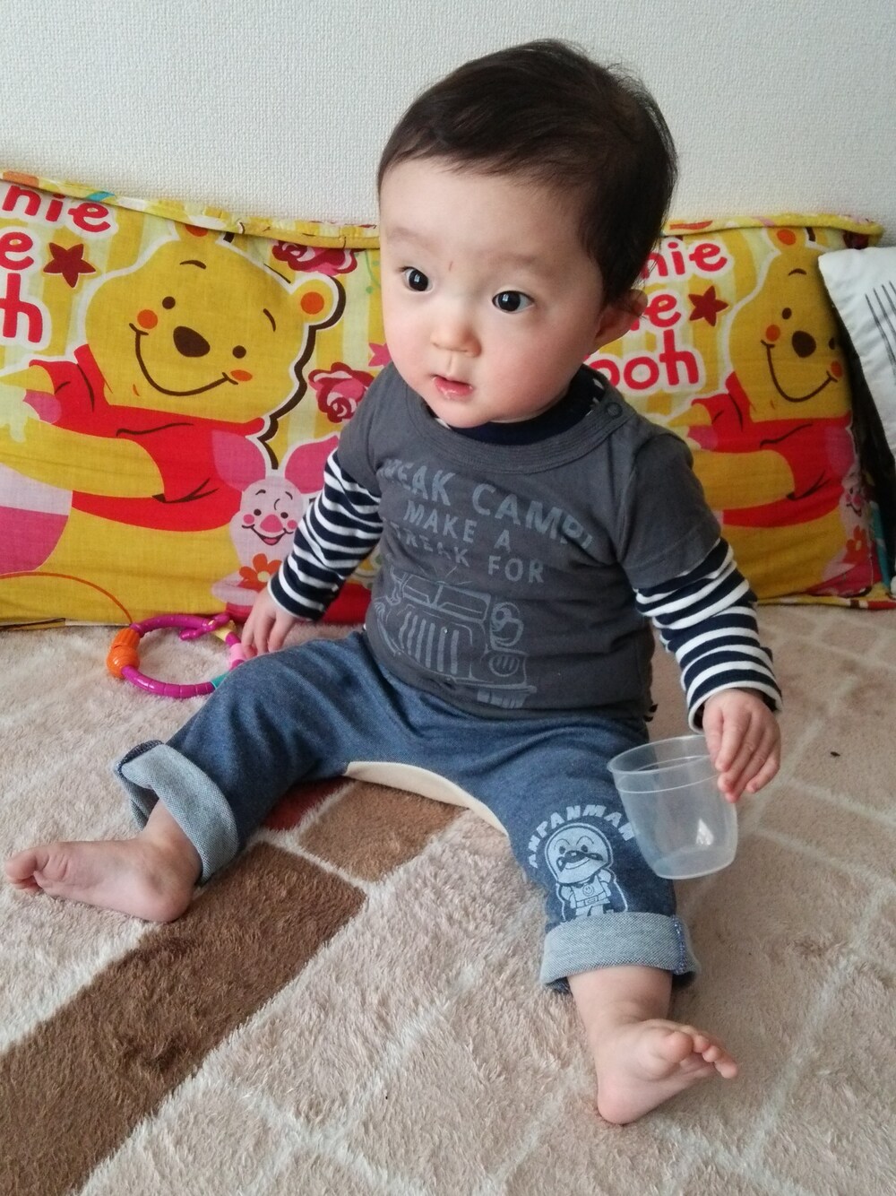 「男の子、80、10ヶ月、重ね着、アンパンマン」｜「no brandの車Tシャツ（Tシャツ/カットソー、グレー系）」を使った、Keiさん（キッズ・80cm）の春コーディネートの1枚目の写真