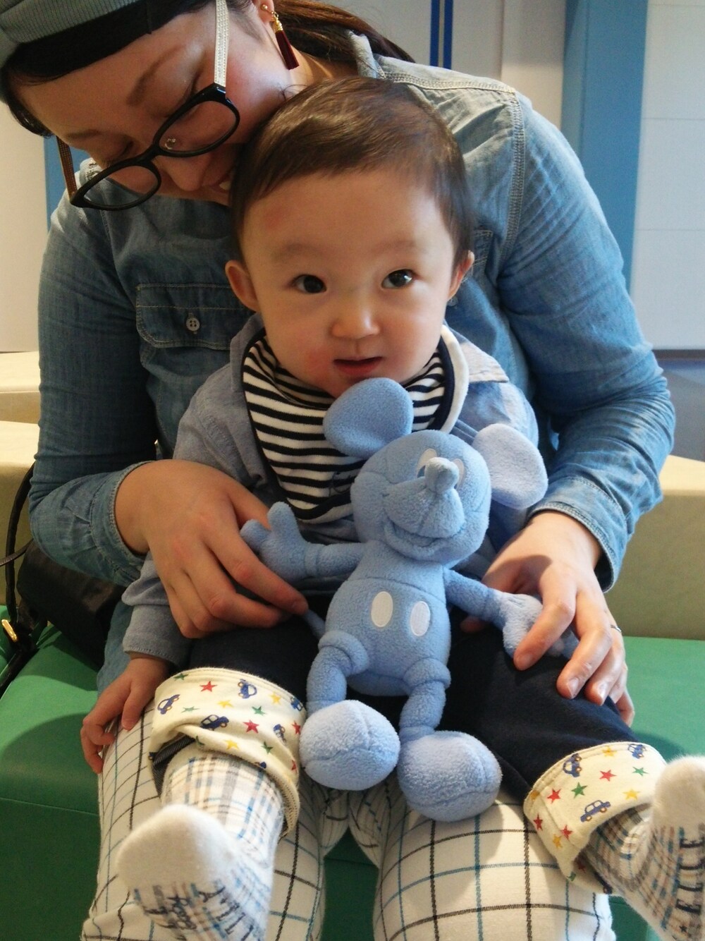 「男の子、10ヶ月、デニム、デニムシャツ、デニムオンデニム、親子コーデ、親子リンクコーデ、親子でおそろい」｜「組曲のボーダービブ（スタイ/よだれかけ、ホワイト系）」を使った、Keiさん（キッズ・80cm）の春コーディネートの1枚目の写真