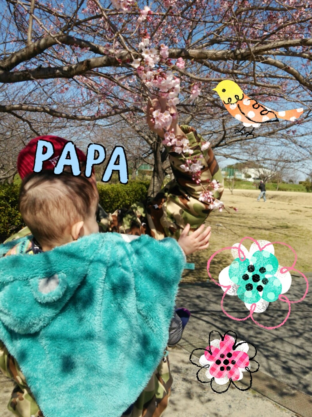 「男の子、80、10ヶ月、くまさん、ポンチョ、レギンス、お花見、公園」｜「お散歩♪のお散歩るんるん♪（その他、その他）」を使った、Keiさん（キッズ・80cm）の春コーディネートの1枚目の写真